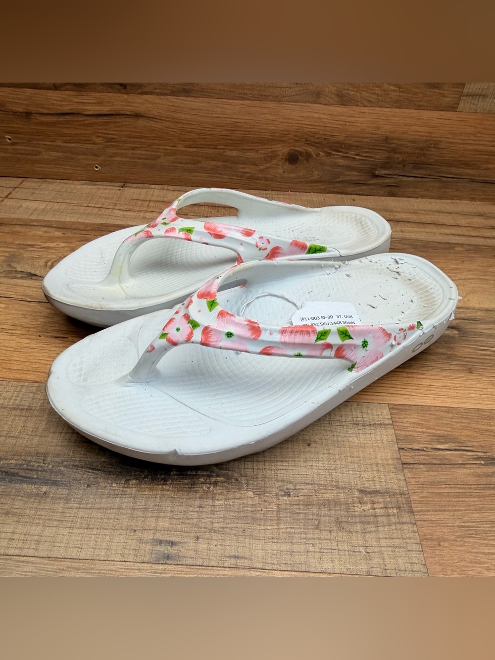 Oofos size 7 White Flip Flop Sandals with Pink Floral Strap - Picture 2 of 7